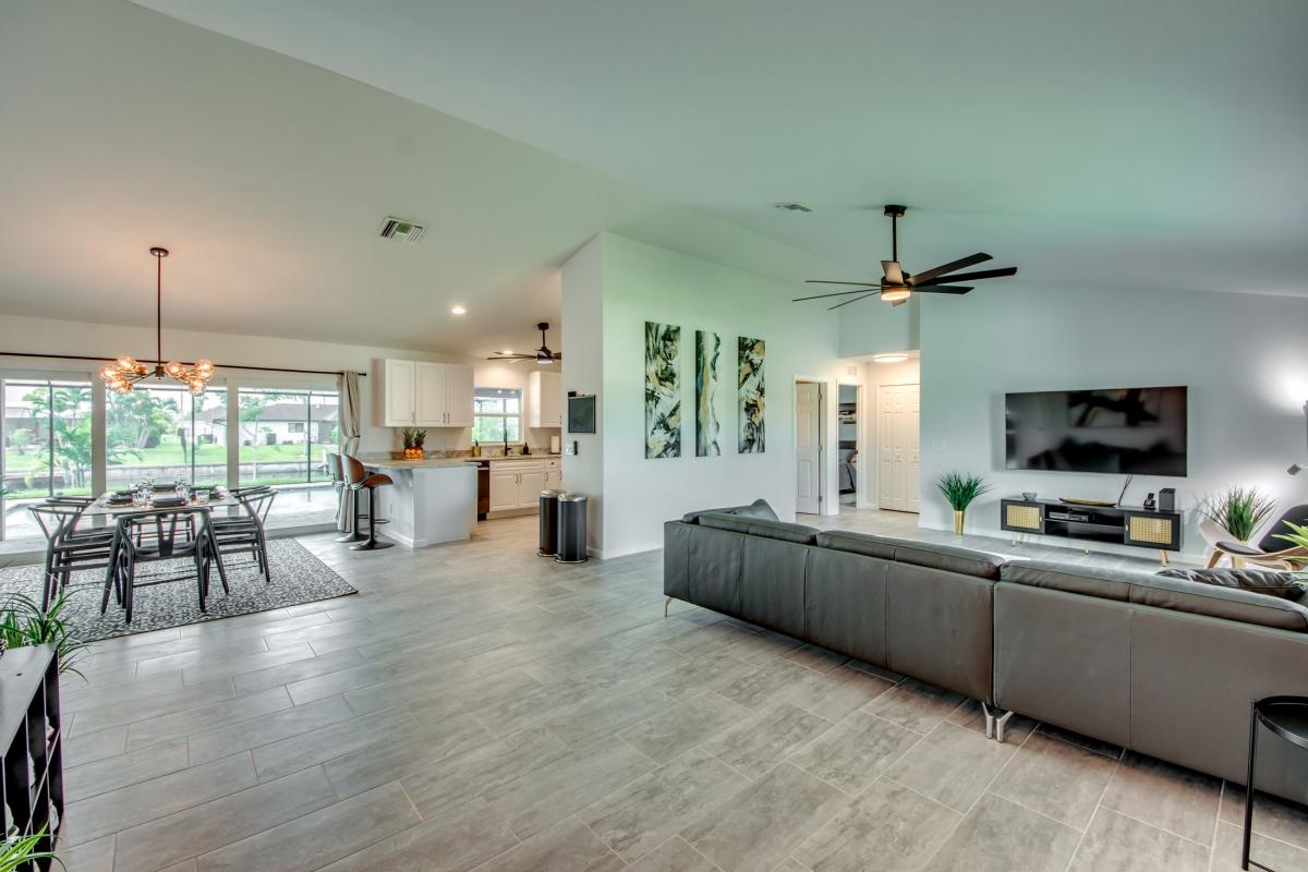 4-Foyer-Family-Room