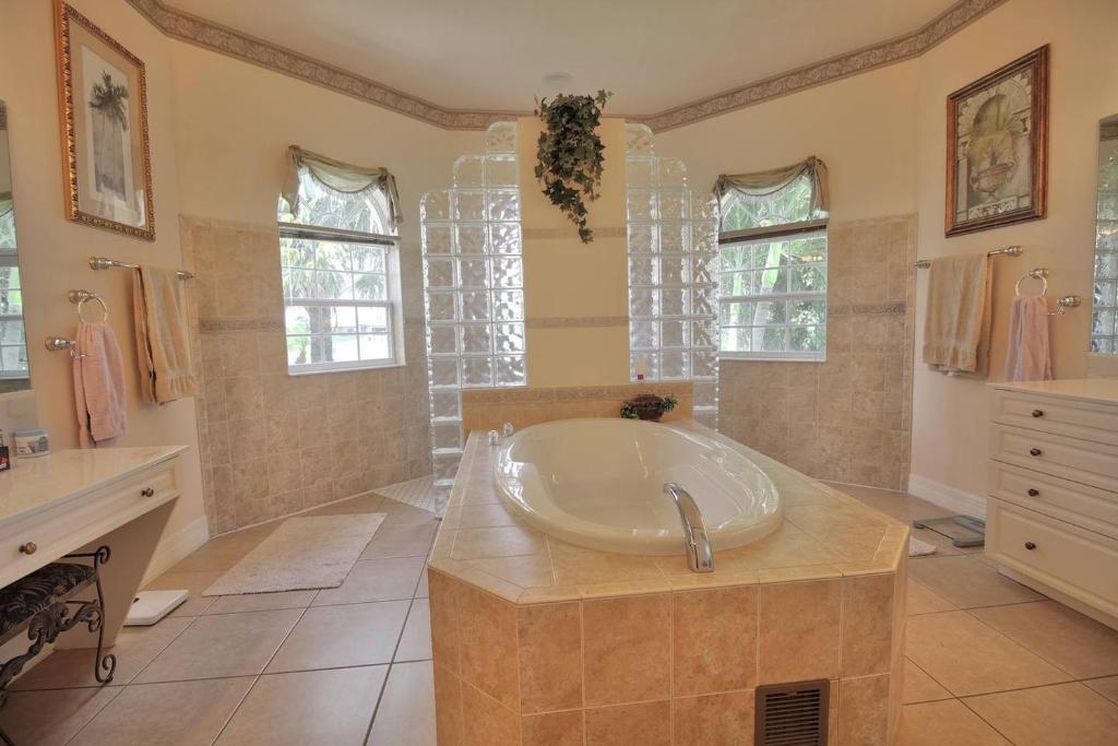 Villa Princess – South-Facing Pool & Lake Views - Bild 17