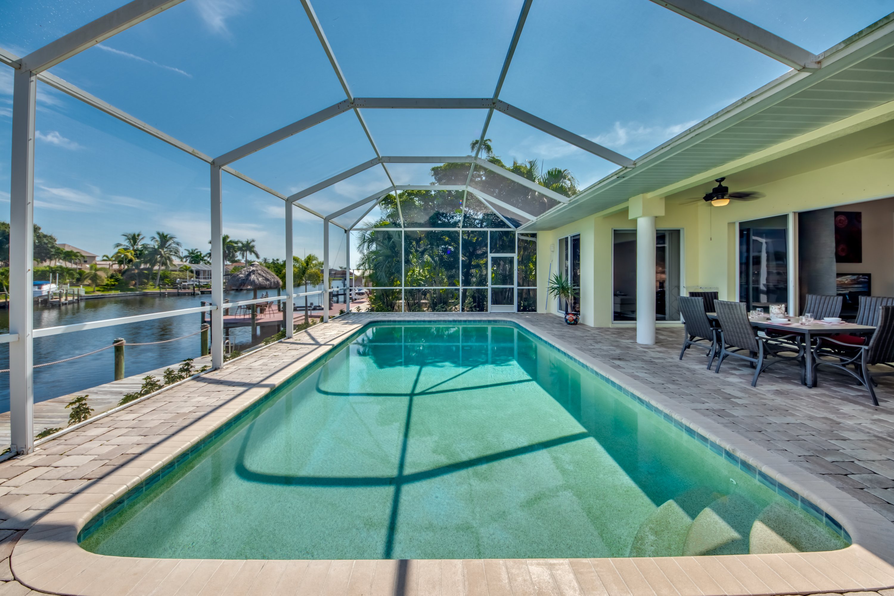 Villa La Favorita – Heated Saltwater Pool & Private Boat Dock on the Canal - Bild 1