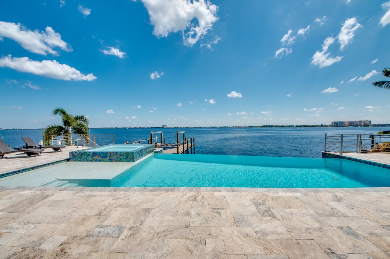 Villa Bequia – Heated Infinity Pool, Hot Tub & Private Boat Dock on the River - Bild 2