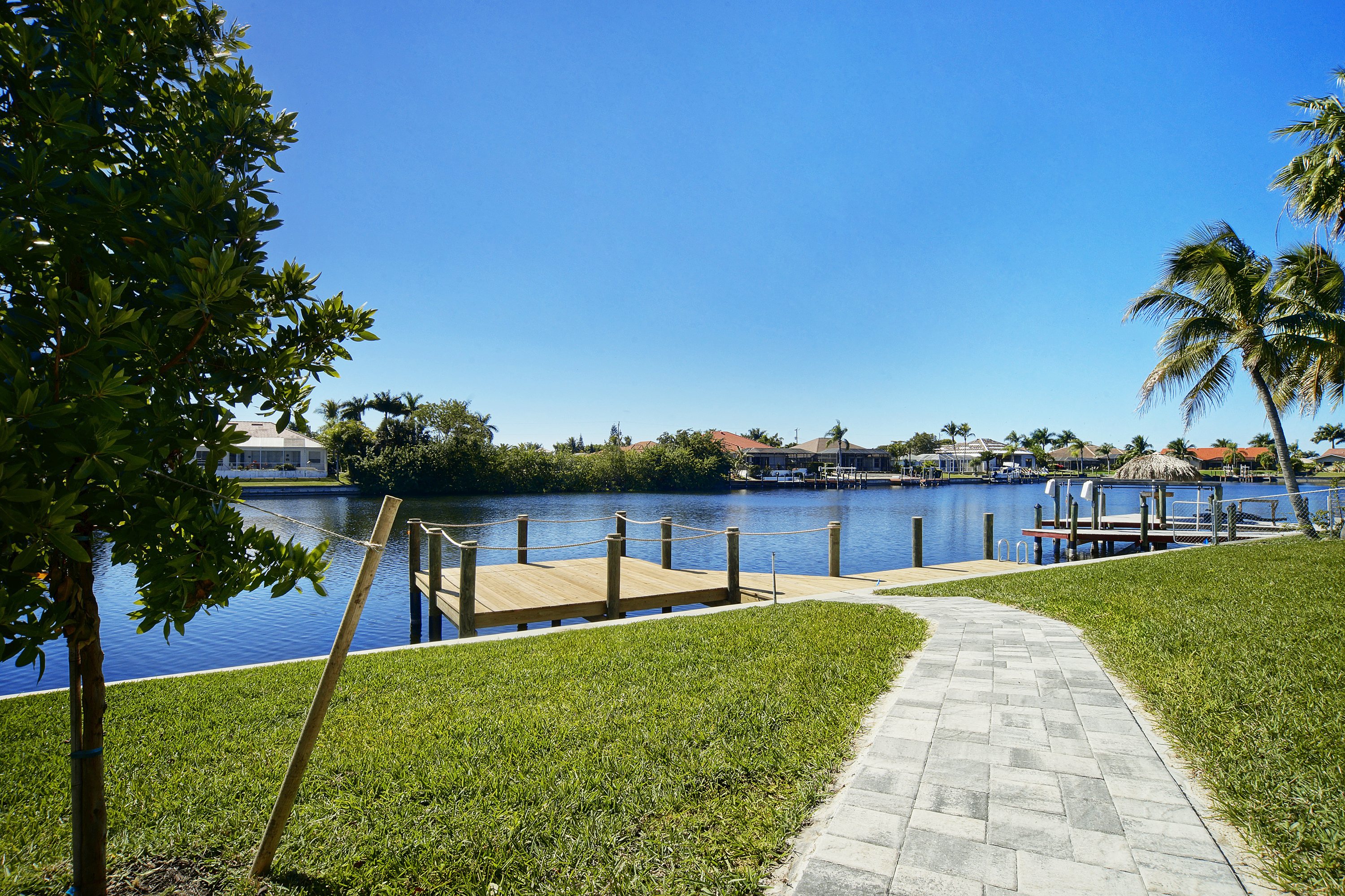 Villa Capricorn – Heated Saltwater Pool, Hot Tub & Private Boat Dock on the Canal - Bild 3